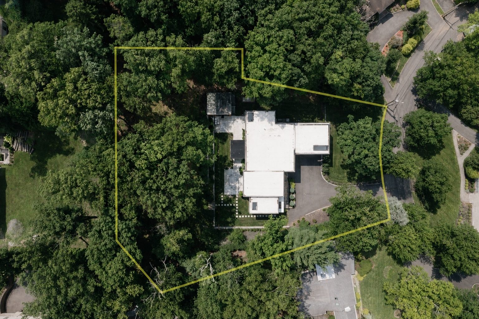 Aerial site context with lot boundary at 15 Seminole Way, Short Hills